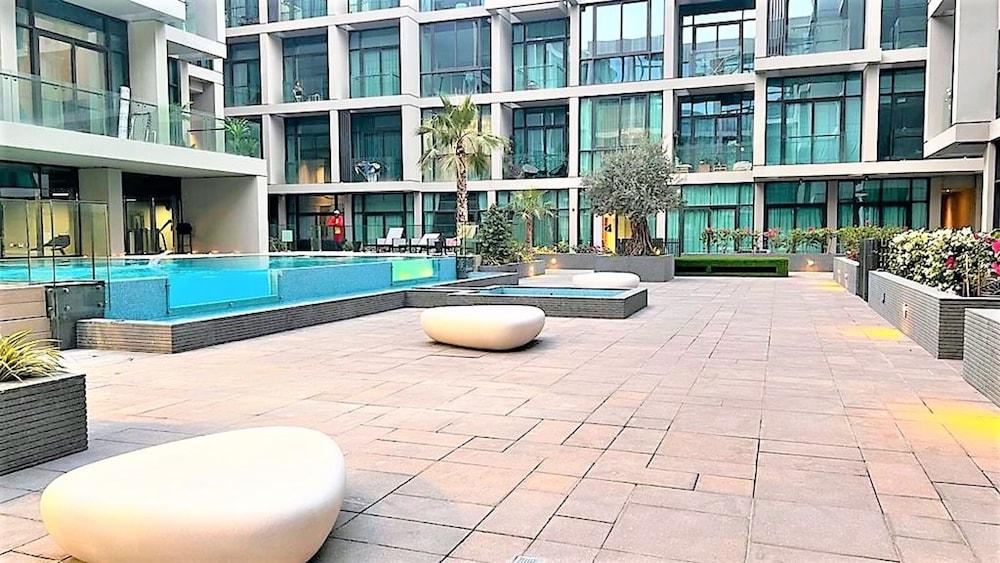 Ultimate Luxury Samana Signature Living Dubai - Tap to explore photos