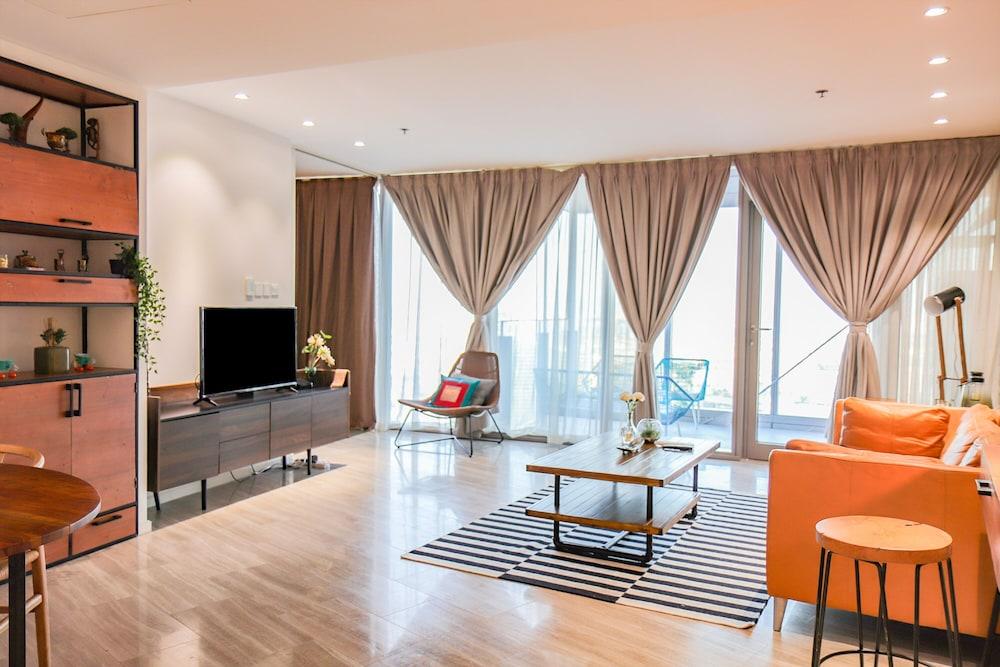 Luxury 1 Bedroom in D1 Tower - Tap to explore photos