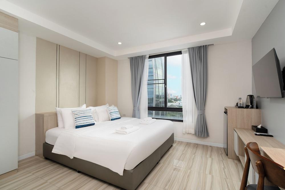The Riski Hotel at Bangphlat Station Room Type - Standard Double High Floor