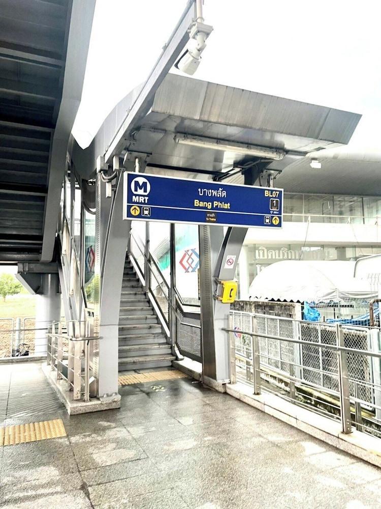 The Riski Hotel at Bangphlat Station - Tap to explore photos
