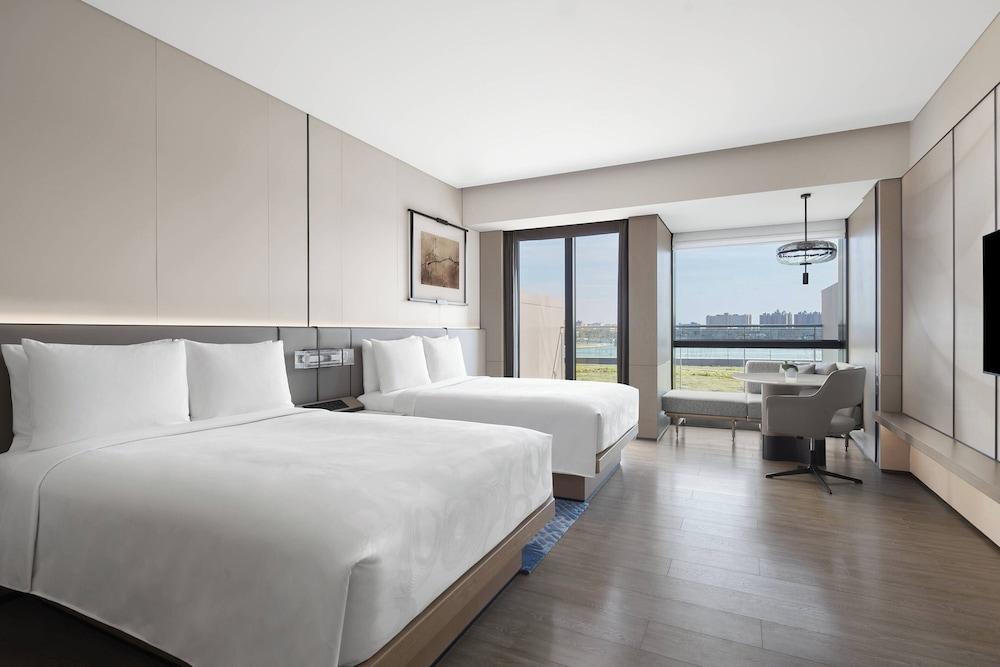 JW Marriott Shanghai Fengxian Room Type - Room, 2 Double Beds, Balcony, Lake View