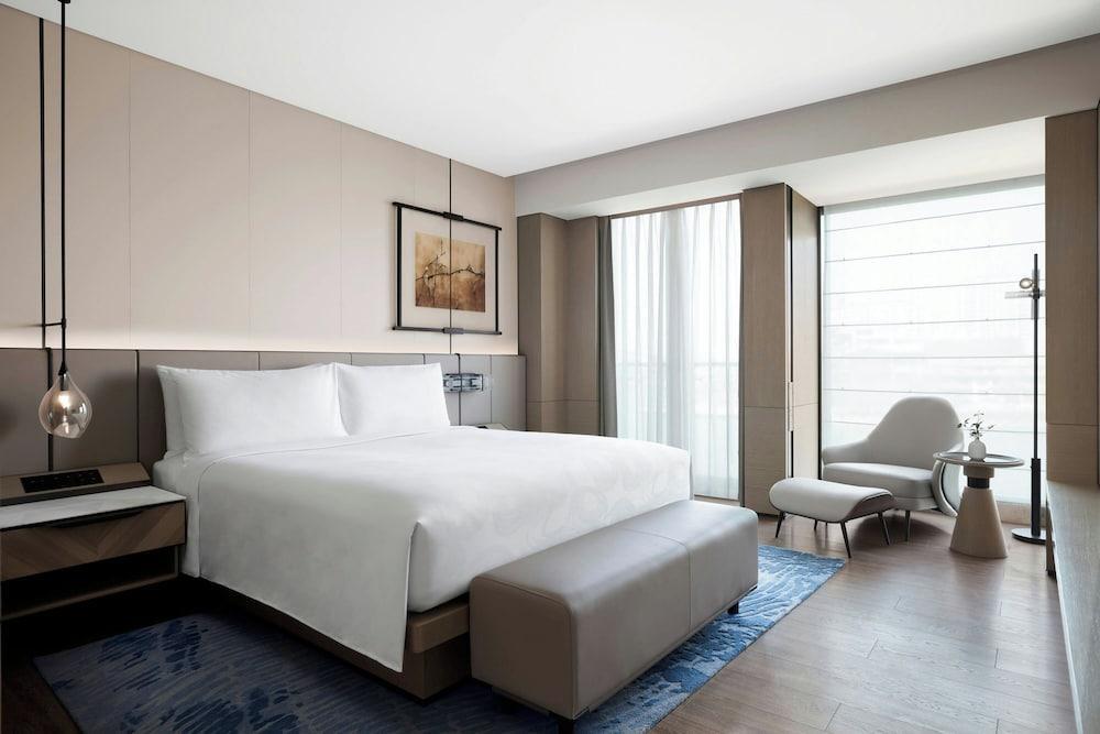JW Marriott Shanghai Fengxian Room Type - Executive Suite, 1 King Bed, Balcony, Lake View