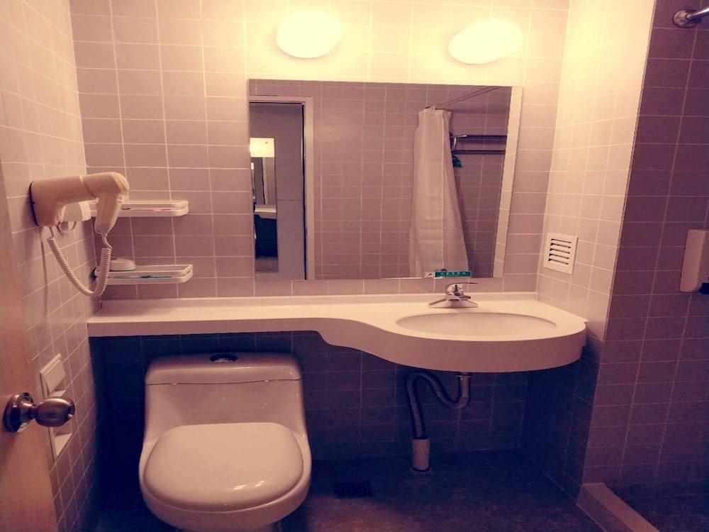 Jinjiang Inn Southwest Shanghai Everbright Exhibition Center - Tap to explore photos