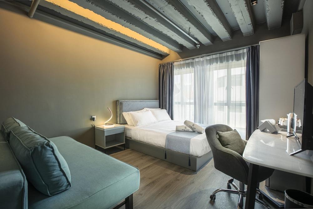 Hotel Calmo Bugis - Tap to explore photos