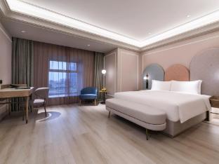 Mercure Shanghai Jinqiao Room Type - 29 m² room, electric curtains, sofa, minibar, guest control system, safe, desk, 65" LCD TV