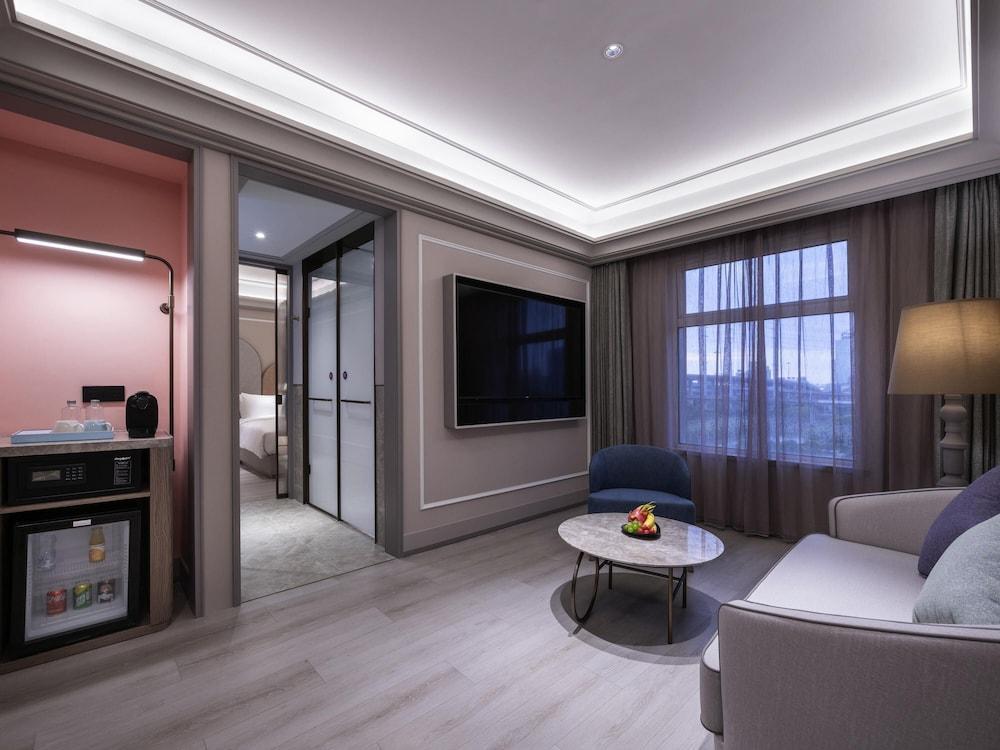 Mercure Shanghai Jinqiao - Tap to explore photos
