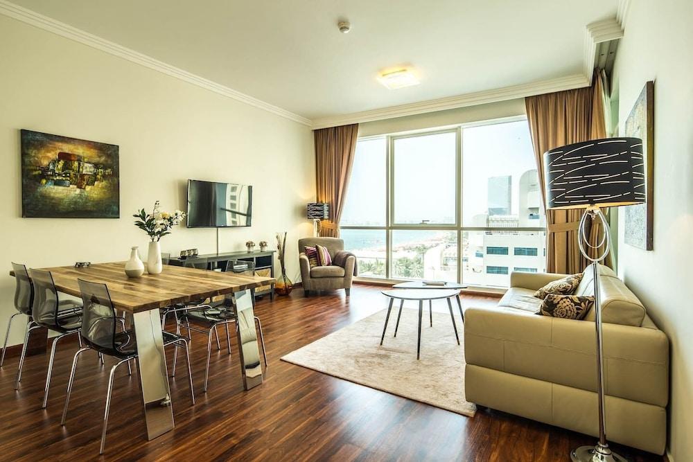 Upscale 1BR - Sea Views - Direct Beach Access!