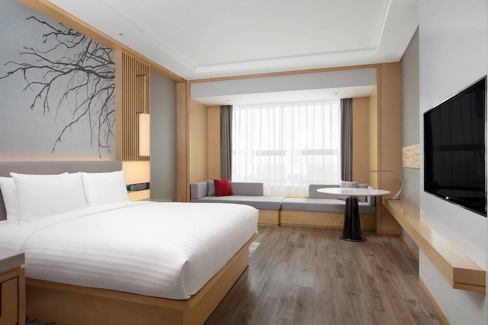 Courtyard by Marriott Shanghai Songjiang Room Type - Executive Room, 1 King Bed, City View Courtyard by Marriott Shanghai Songjiang Room Type - Executive Room, 1 King Bed, City View