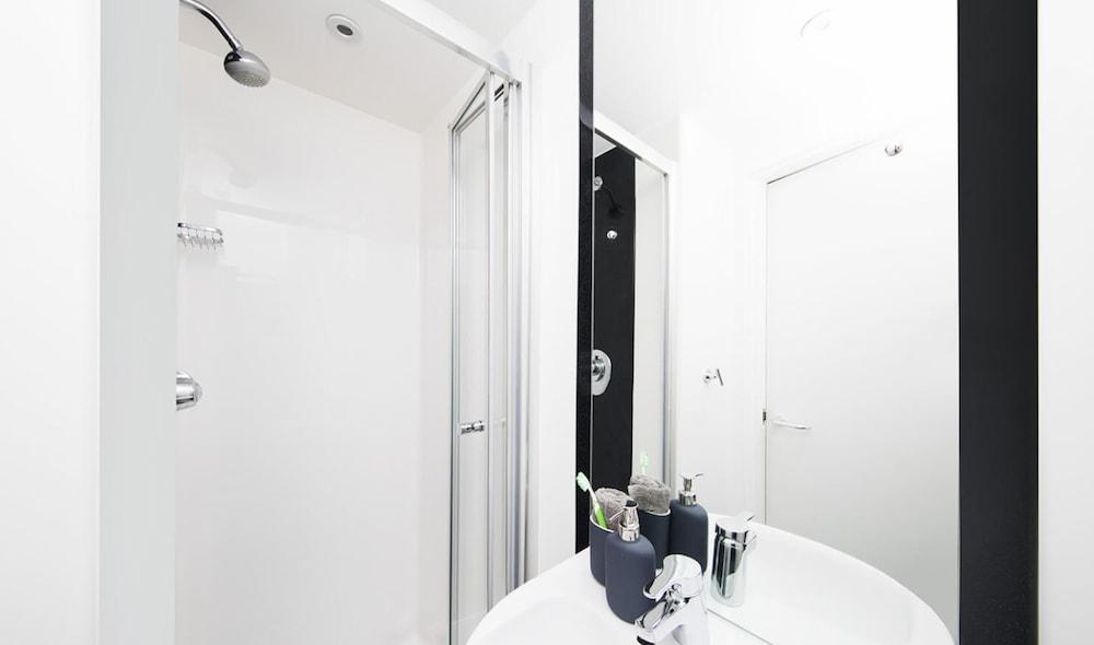 Vibrant Rooms for STUDENTS Only - LONDON - Tap to explore photos