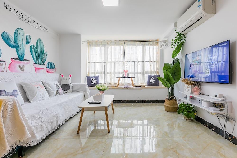 Coastline International Apartment - Tap to explore photos