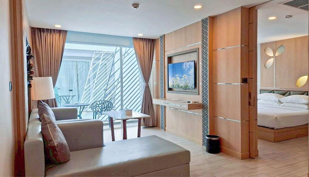 Clarian Hotel Beach Patong Room Type - One Bedroom Suite