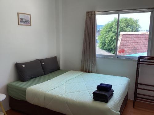 mom's home Room Type -  One-Bedroom Apartment with Balcony and Mountain View