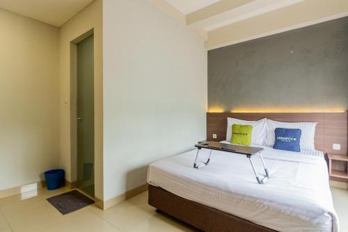 Urbanview Hotel Slipi Inn Palmerah - Tap to explore photos