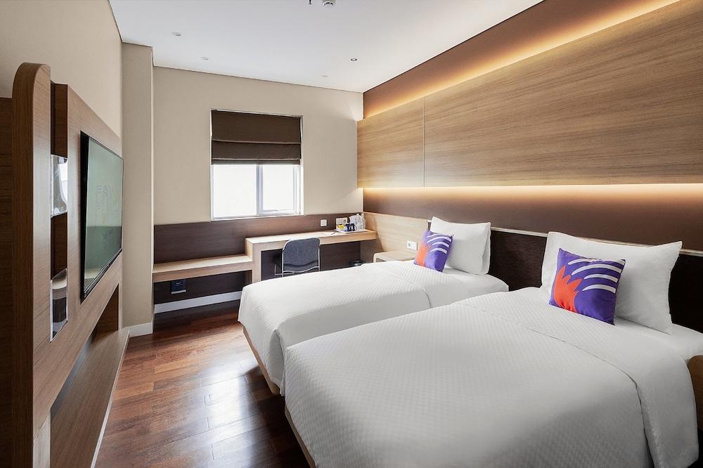 FOX Lite Hotel Grogol Jakarta Room Type - Standard Room, 2 Twin Beds