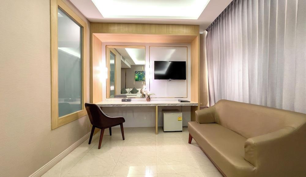 Elegant Airport Hotel - Tap to explore photos