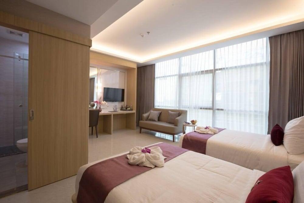 Elegant Airport Hotel - Tap to explore photos
