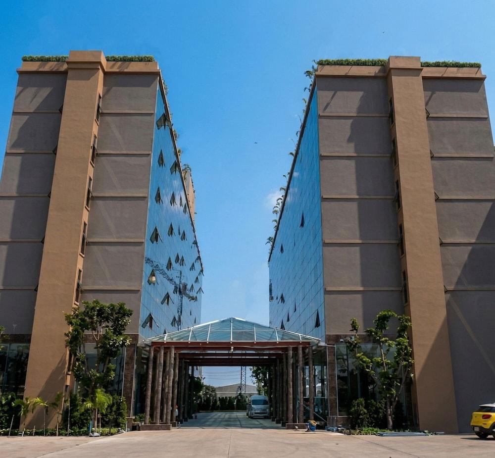 Elegant Airport Hotel - Tap to explore photos