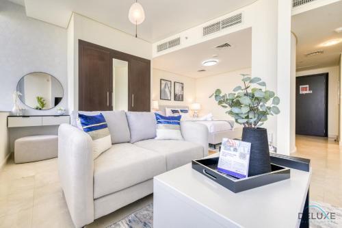 Best Value Modern 1BR with Pool & Stunning Views by Deluxe Holiday Homes - Tap to explore photos