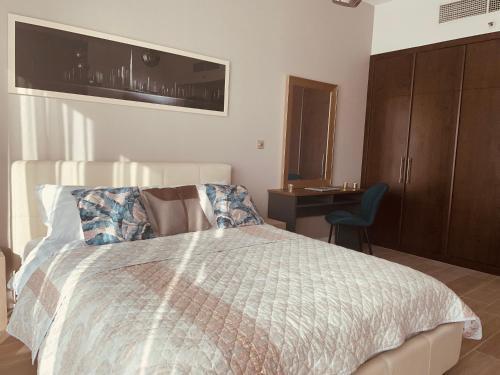 Luxury apartment on the metro facing Dubai Marina - Tap to explore photos