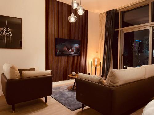 Luxury apartment on the metro facing Dubai Marina - Tap to explore photos