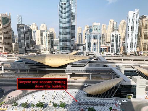 Luxury apartment on the metro facing Dubai Marina
