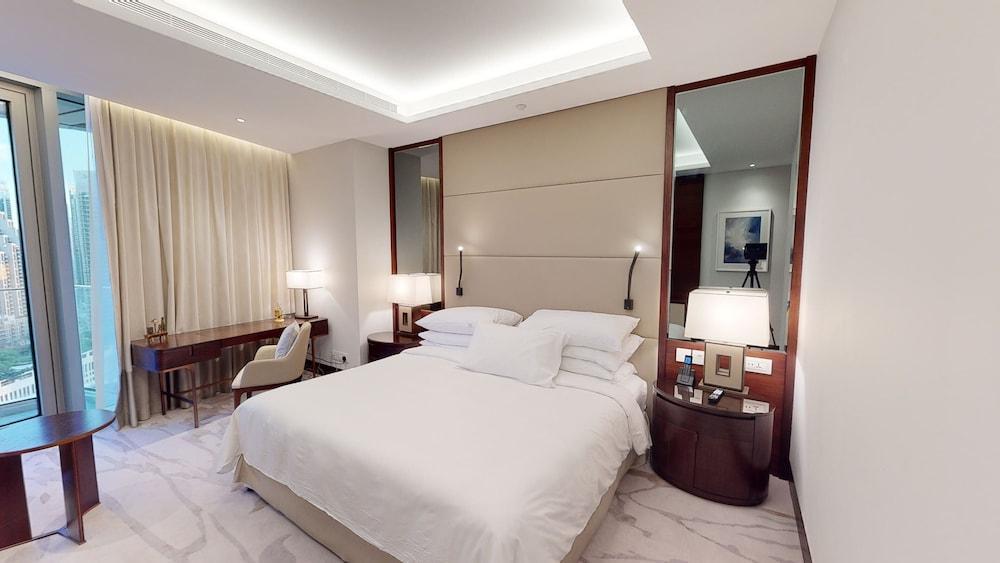 Stunning 2 Bed Address Sky View Best Layout - Tap to explore photos