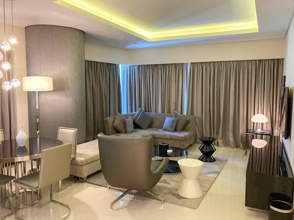 Stunning Fully Furnished 2 Bedroom in Paramount Prime Location Business bay - Tap to explore photos