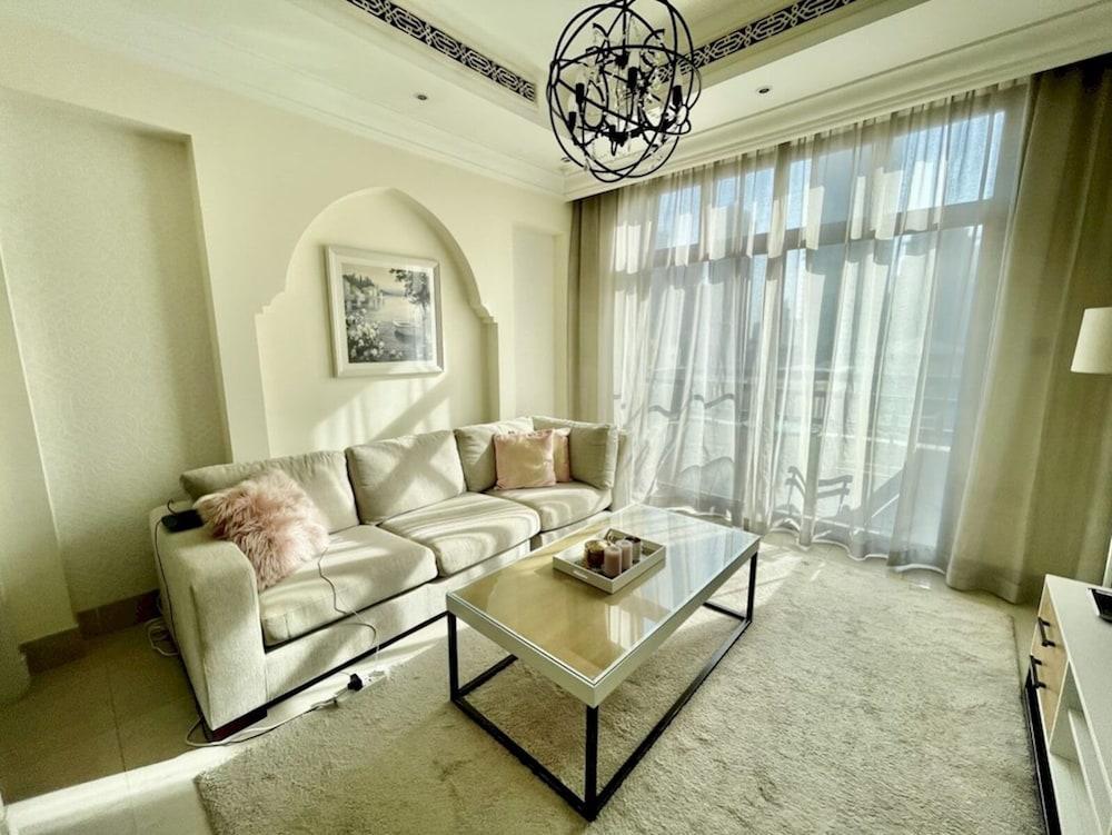 Luxurious Stay in Dubai Downtown - Tap to explore photos