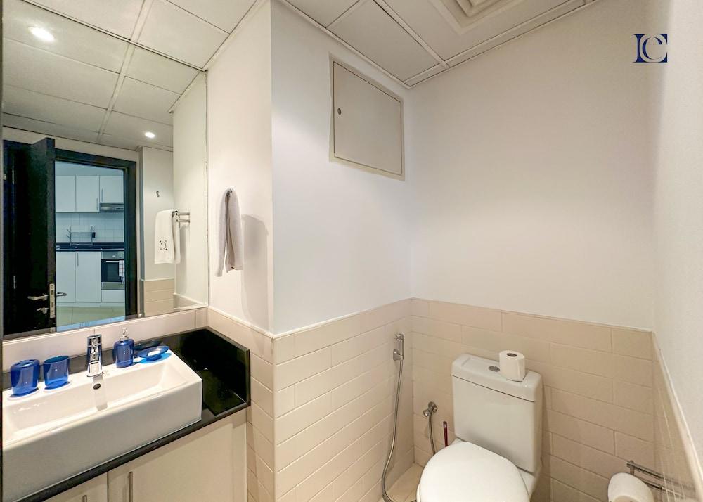 KTH - Modern 1BR apartment Dubai Marina - Tap to explore photos