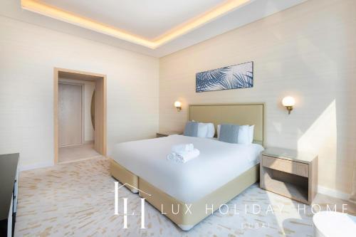 LUX Iconic Views at Palm Tower Suite 3 - Tap to explore photos
