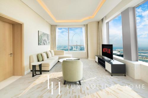 LUX Iconic Views at Palm Tower Suite 3 - Tap to explore photos