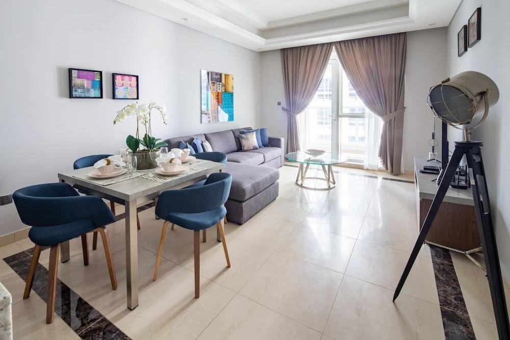 Spacious & Adorable 1BR in Downtown Dubai - Tap to explore photos