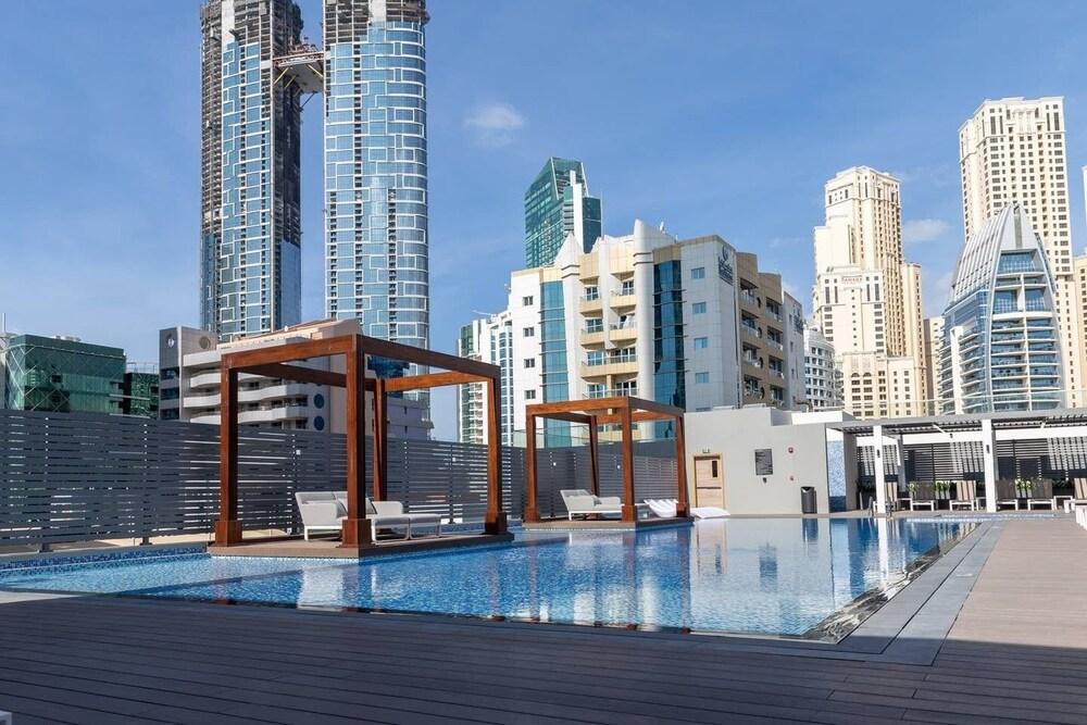 Refined Studio Apartment in Dubai Marina - Tap to explore photos