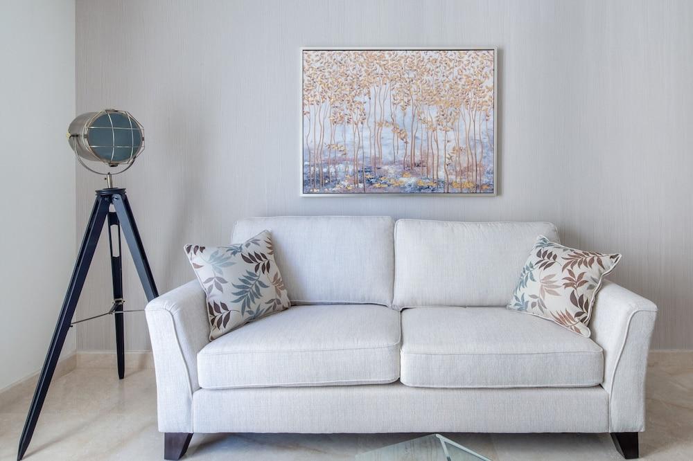 Luxuriously Elegant 2BR Apartment in Downtown Dubai - Tap to explore photos