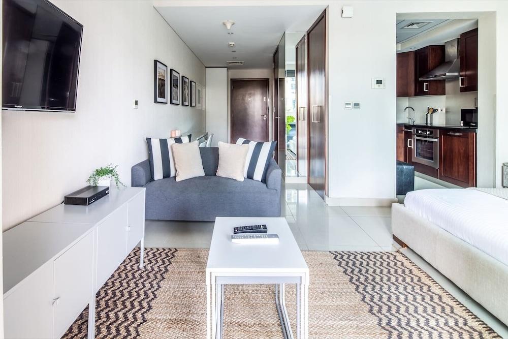 Spacious + Functional Studio Apt in Downtown Dubai - Tap to explore photos