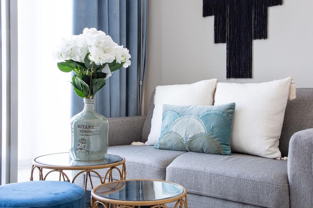 Spectacular Studio Apartment in Dubai Marina - Tap to explore photos