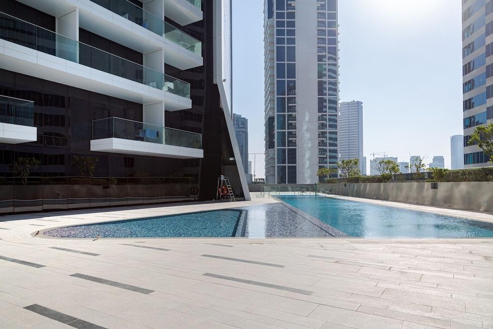 Modern + Minimalist 1BR in Burj Khalifa Boulevard! - Tap to explore photos