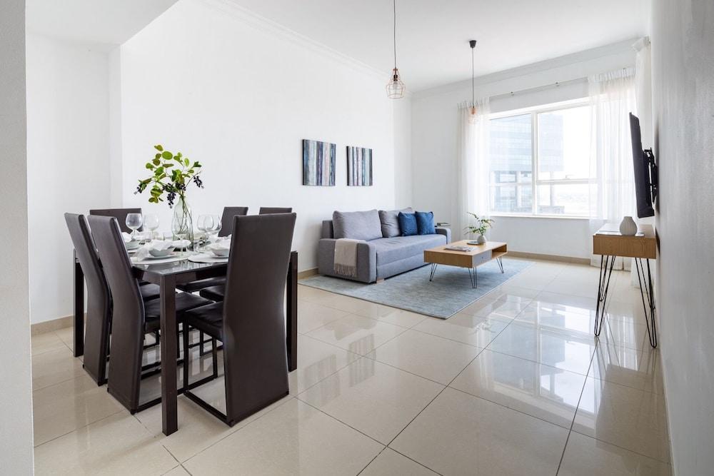 Premier 1BR Apartment in JLT - Sleeps 3! - Tap to explore photos