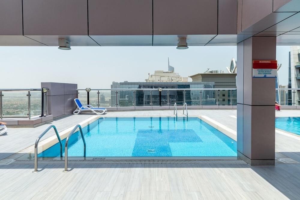 Premier 1BR Apartment in JLT - Sleeps 3! - Tap to explore photos