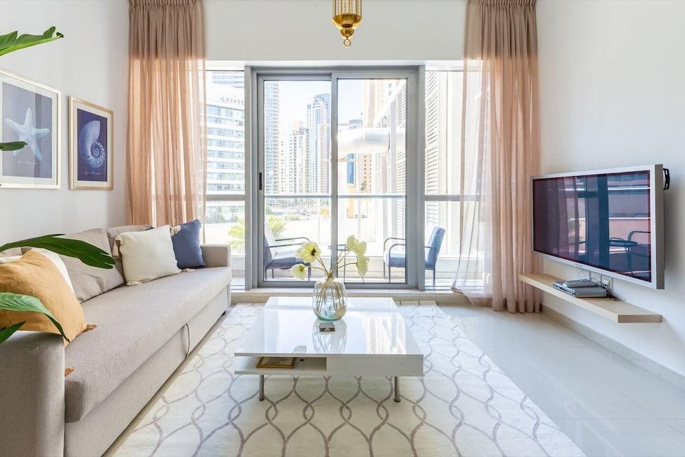 Flashy & Vibrant 1BR Apartment in Dubai Marina! - Tap to explore photos