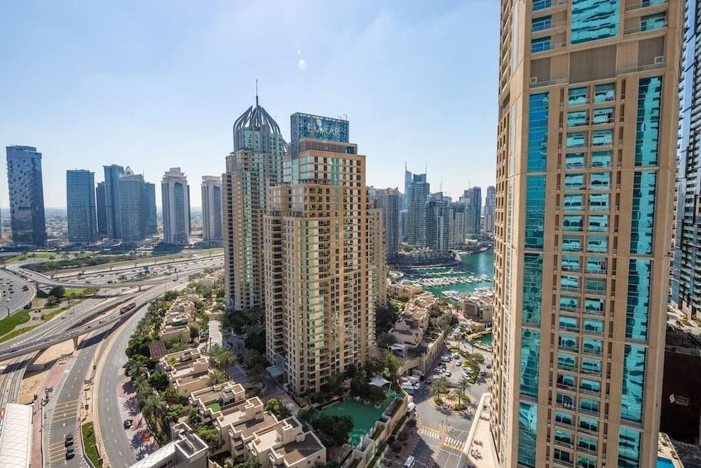 Luxury Living in This Stylish 2BR in Dubai Marina - Tap to explore photos
