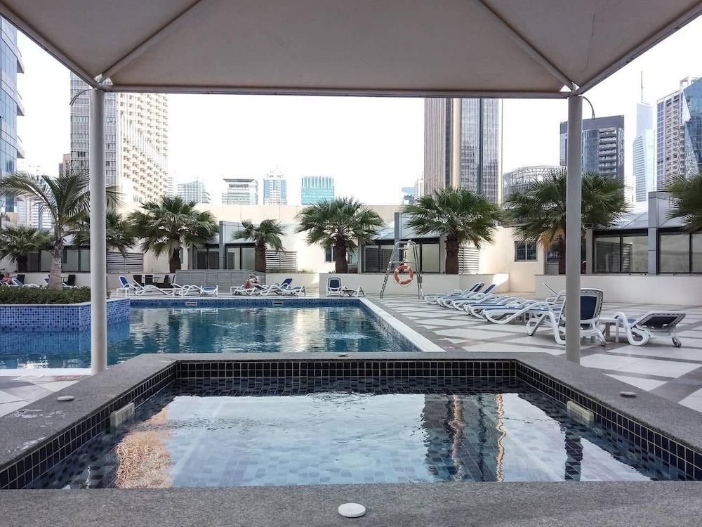 Elegant and Modern 1BR in Dubai Marina! - Tap to explore photos