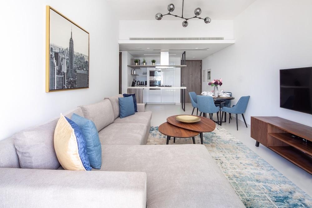 Mesmerizing Upscale 1BR Apartment in Soho Palm Jumeirah - Tap to explore photos