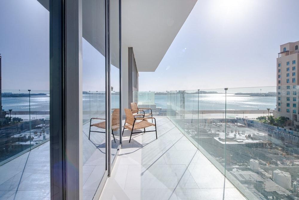 Mesmerizing Upscale 1BR Apartment in Soho Palm Jumeirah