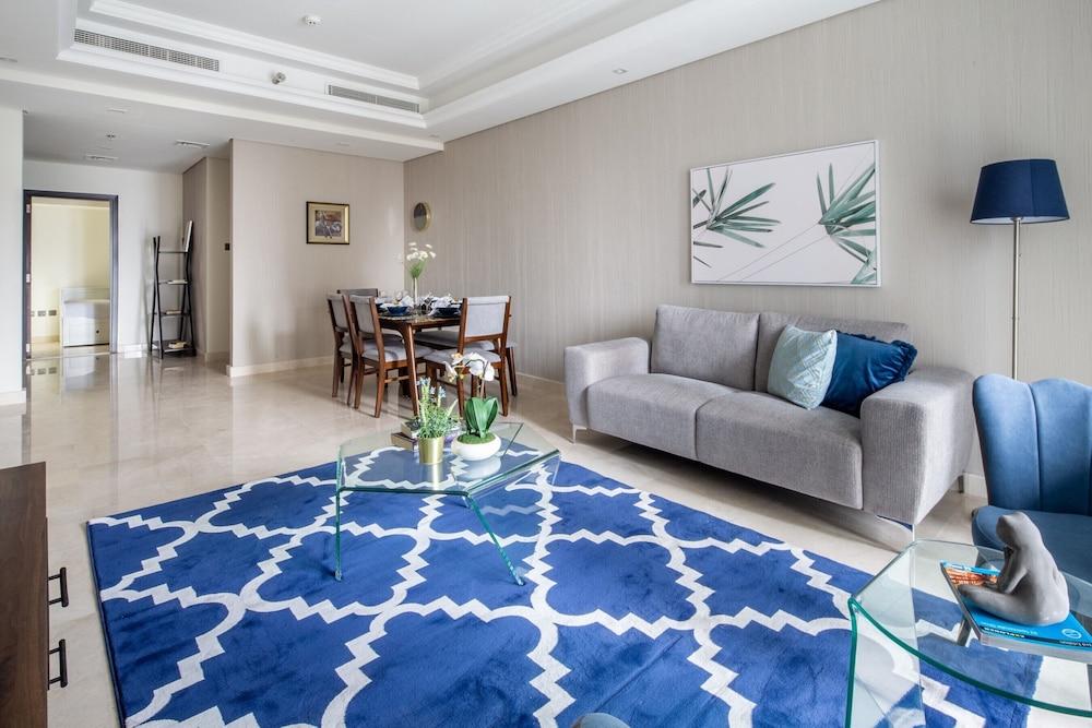 Pristine 2BR Apartment in Downtown Dubai - Sleeps 5! - Tap to explore photos