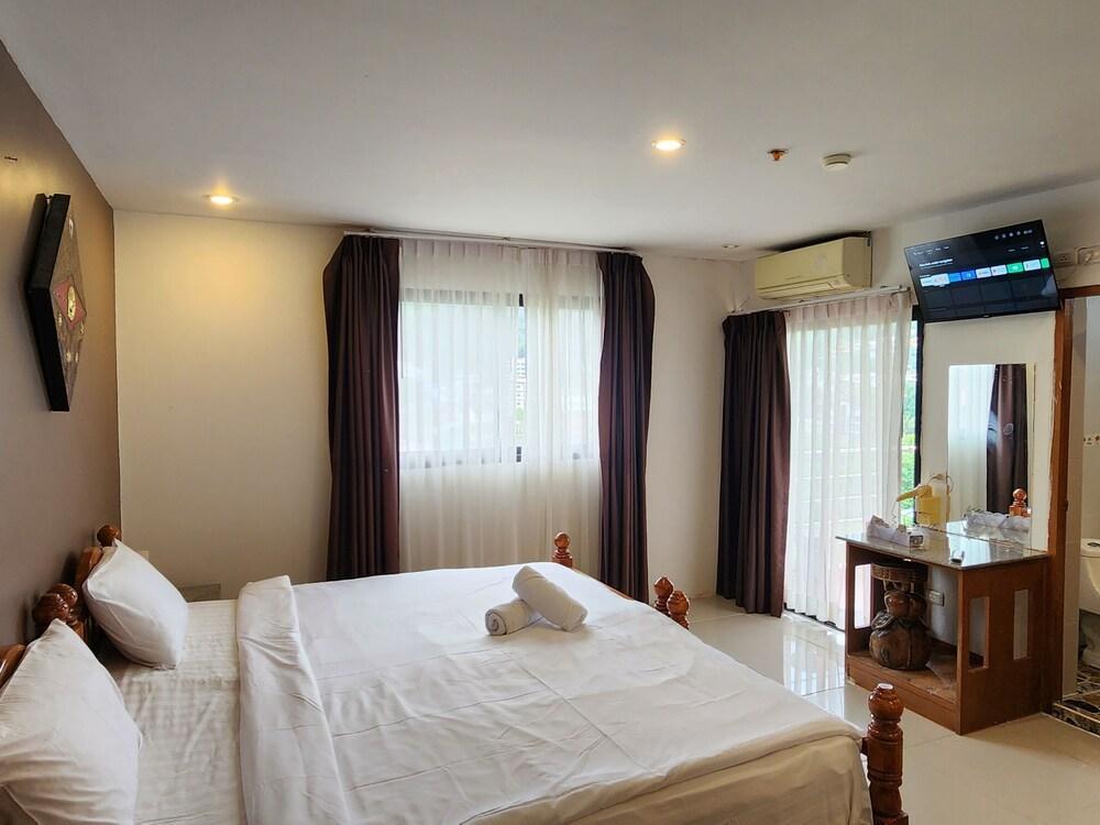 Patong Dynasty Royal Hotel Room Type - Deluxe Room, Balcony