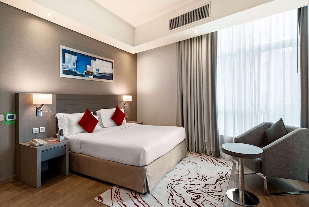 Ramada by Wyndham Dubai Barsha Heights Room Type - 1 King Bed, Mobility Accessible Room, Walk-In Shower, Smoking