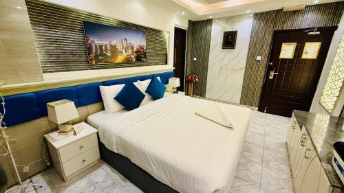 Trans World Hotel Room Type - Deluxe Double Room (2 Adults + 1 Child) Trans World Hotel Room Type - Deluxe Double Room (2 Adults + 1 Child)