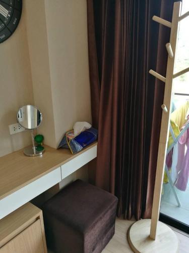 The Naithorn Condo Unit 401 - Tap to explore photos