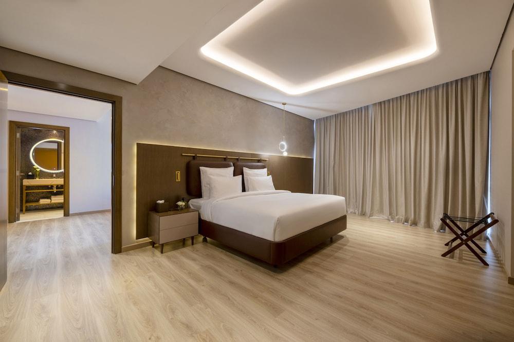 Movenpick Hotel Jumeirah Village Triangle Room Type - Premium Suite, 1 King Bed, City View